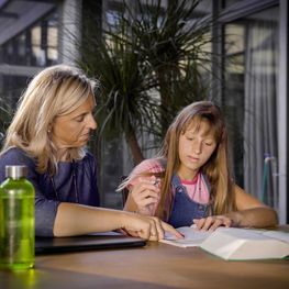 [Translate to Italiano:] Sabine und ihre Tochter bei den Hausaufgaben für den Dreh der Szenen im KONVERTO Smart Working Video